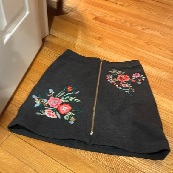 EUC Ann Taylor LOFT Grey Wool Skirt Floral Embroidered 6 - Picture 2 of 4